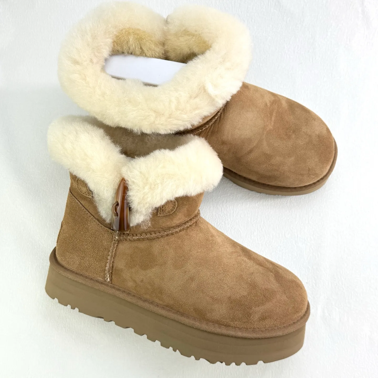 Pick up locally 💰480 The core recommendation is good price. The platform’s foreign trade is exclusive to UGG Classic Short II horn buckle women’s snow boots 1118816 Produced by the ten-year-old brand shoemaking factory production line. Pay attention to every detail. Longfeng A-grade genuine sheep fur is integrated. Completely built in accordance with the ZP process. Size: 35 36 37 38 39 40